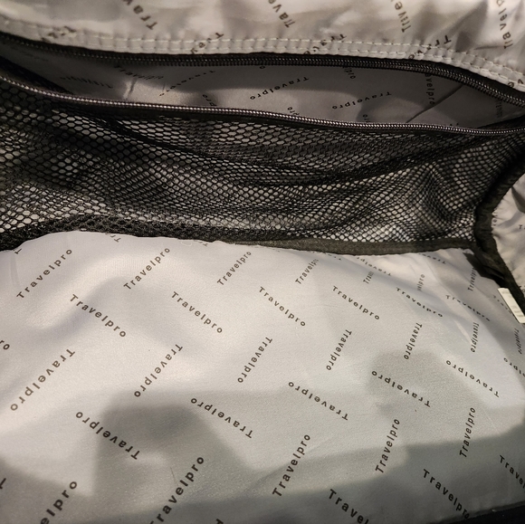 Travelpro Maxlite Burgandy Duffle Bag- Excellent Condition. - Picture 9 of 11